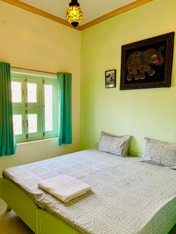 Postel nebo postele na pokoji v ubytování Hotel tulsi palace