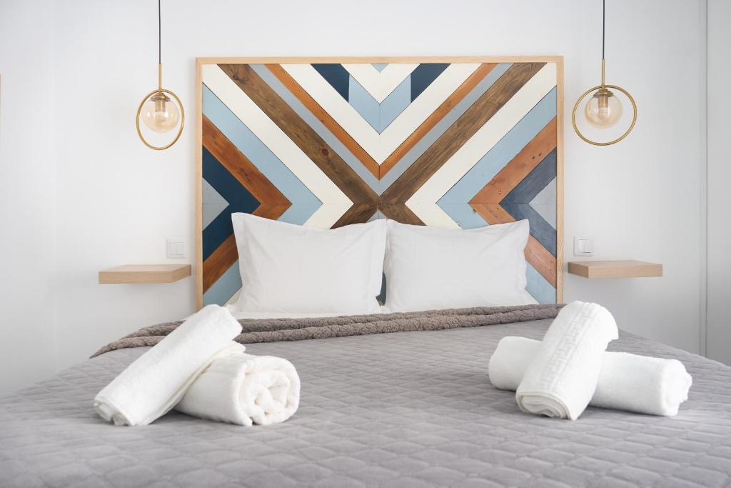 una camera da letto con un letto con cuscini bianchi di VintageHouse a Campo Maior