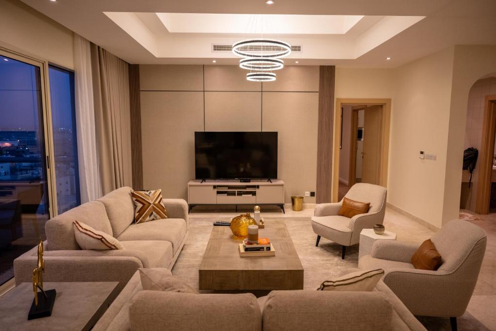 a living room with a couch and a tv at أبحر ريزيدينس804 in Obhor