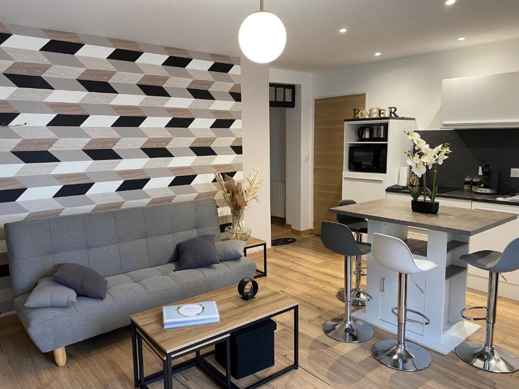 un salon avec un canapé et une cuisine dans l'établissement Maison aux portes de Chambord-zoo Beauval 40 mn, à Bracieux