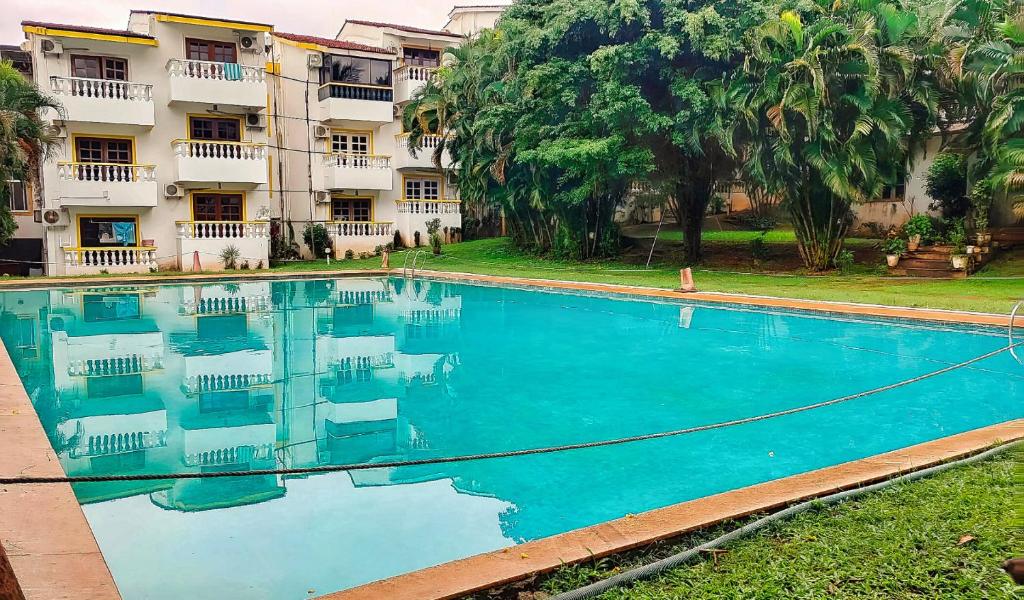 Bazén v ubytování Cozy 1BHK Candolim beachgoa nebo v jeho okolí