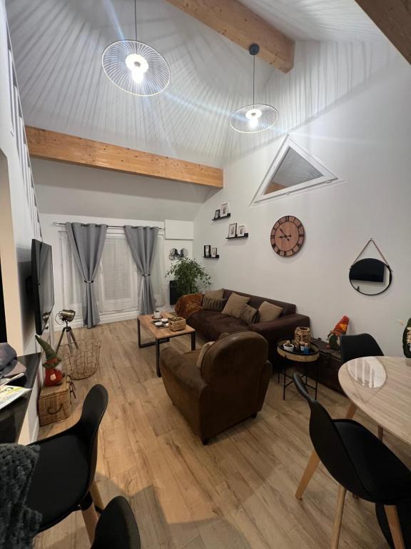 un salon avec un canapé et une table dans l'établissement L’escale proche paris, à Maisons-Alfort