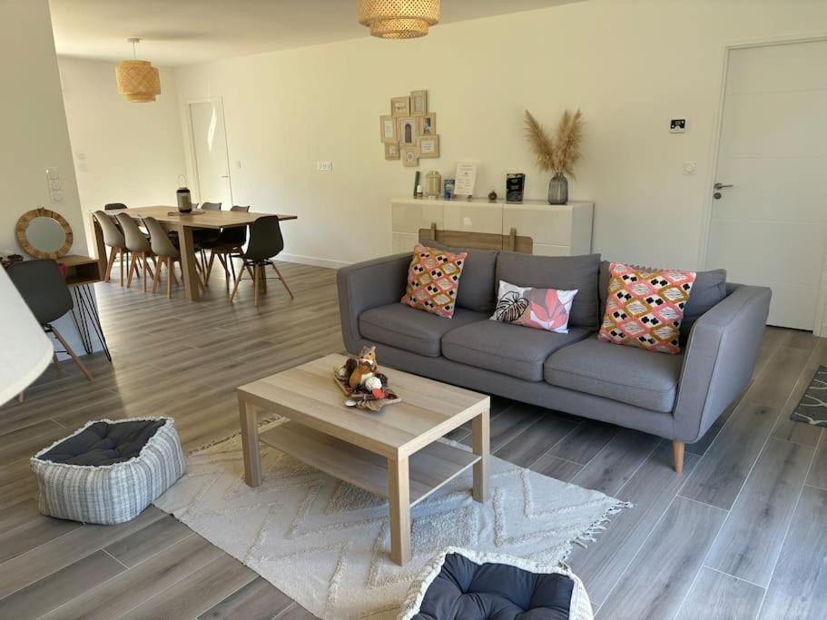 Candé-sur-BeuvronにあるChez Rachouのソファとテーブルのあるリビングルーム