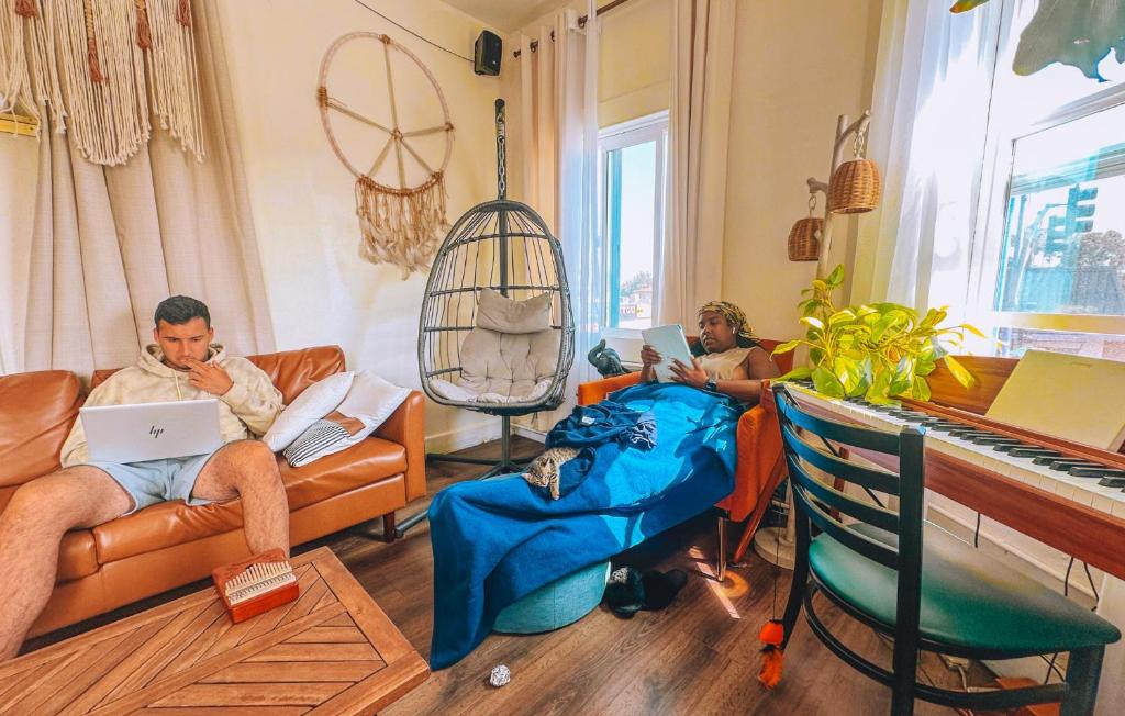 Posezení v ubytování ITH San Diego Mission Beach Backpacker Hostel