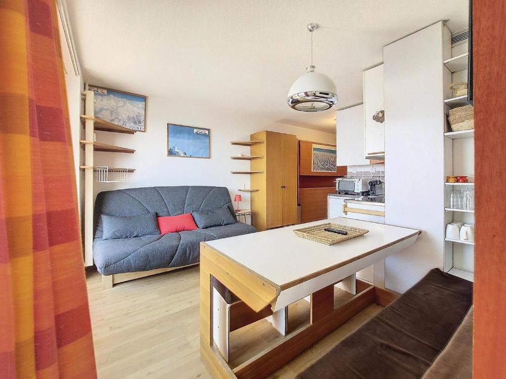 un salon avec un canapé bleu et une table dans l'établissement Résidence Le Valaisan I - Appartement 2 pièces de 32m² pour 5 personnes MAE-8124, à Montvalezan