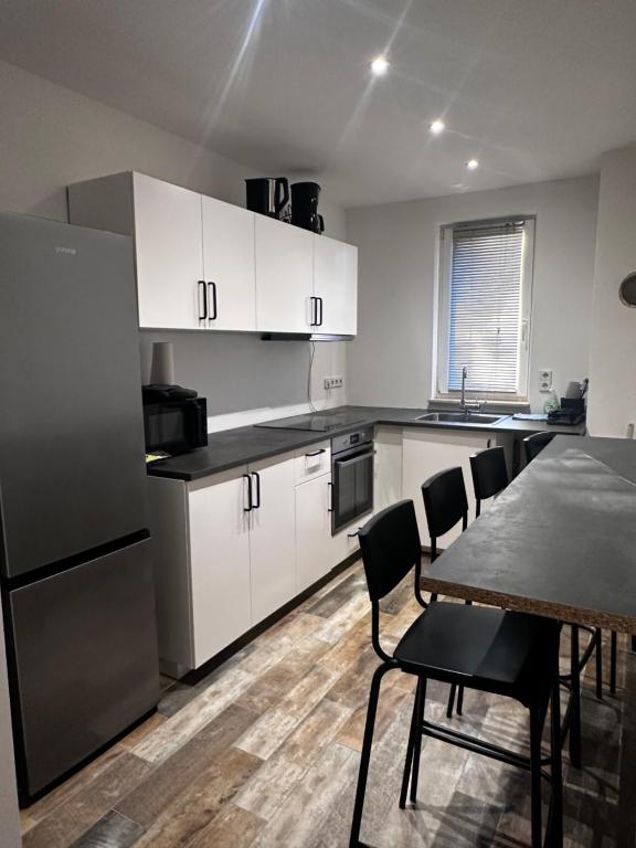 Kuchyň nebo kuchyňský kout v ubytování 2-Zimmer Wohnung, Parkplatz und Terrasse, Nah A10 und Berlin