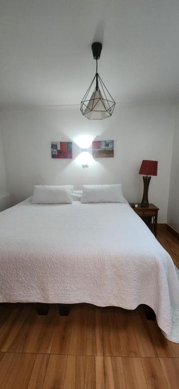 Postel nebo postele na pokoji v ubytování HOSTAL LA MODERNA