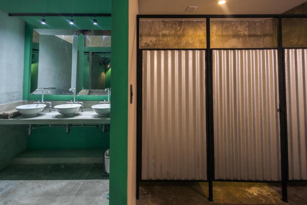 Kamar mandi di Escentrike Hostal