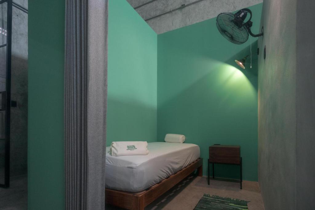 Tempat tidur dalam kamar di Escentrike Hostal