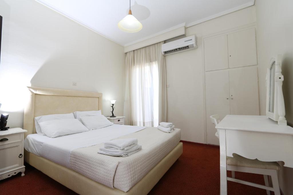 Postel nebo postele na pokoji v ubytování Athens Delta Hotel
