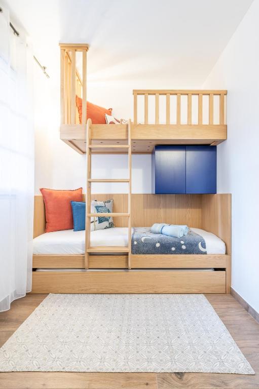 une chambre avec deux lits superposés dans l'établissement Immodély & la Parade de Disney, à Serris