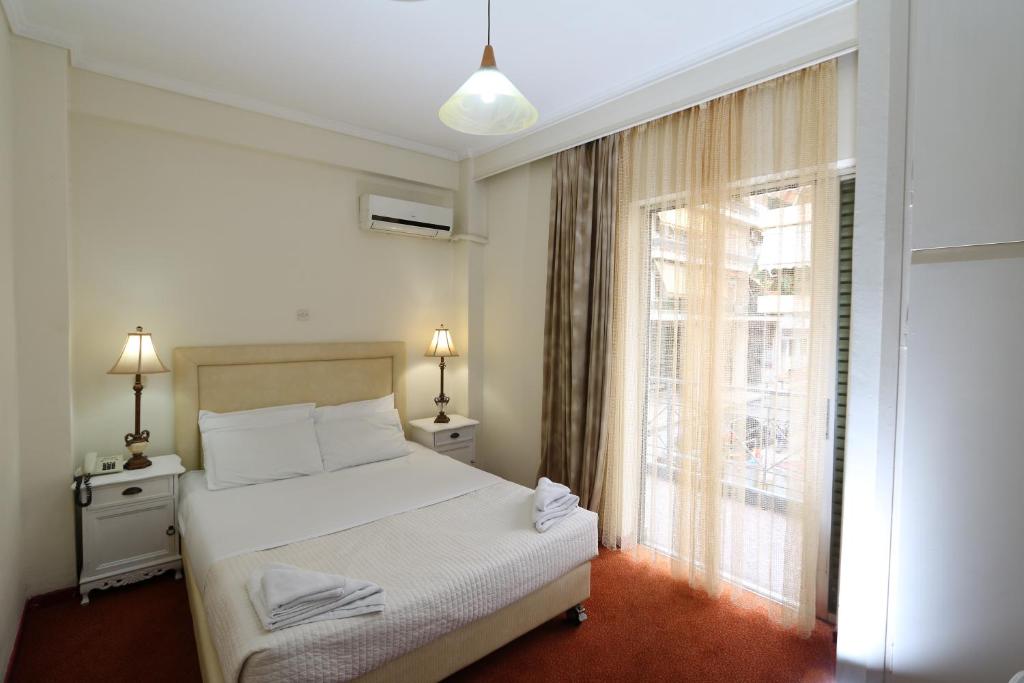 Postel nebo postele na pokoji v ubytování Athens Delta Hotel