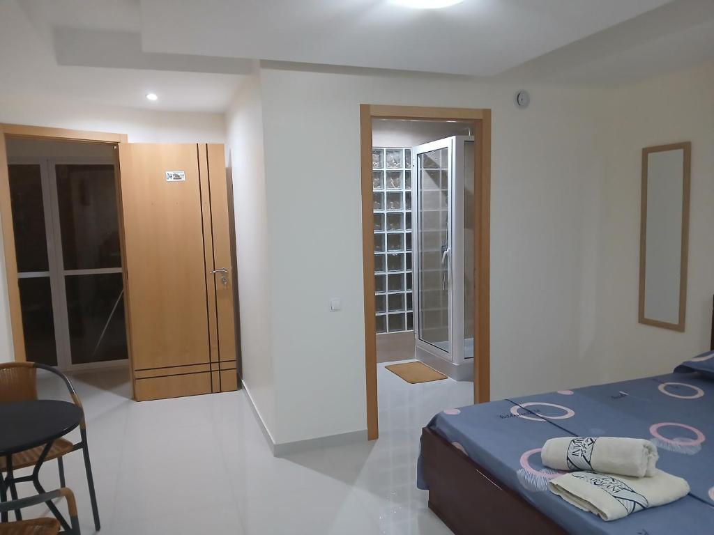 Postel nebo postele na pokoji v ubytování Nifa House