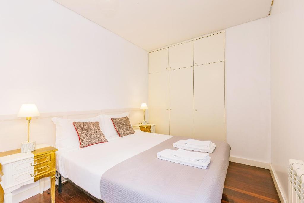 Postel nebo postele na pokoji v ubytování Chiado 2 Bedroom Elegant Apartment
