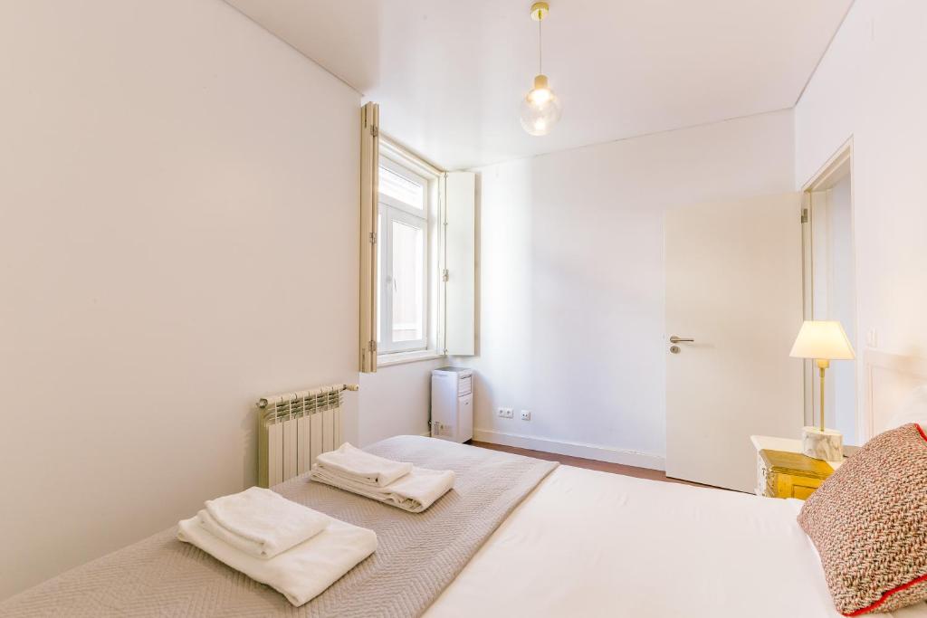 Postel nebo postele na pokoji v ubytování Chiado 2 Bedroom Elegant Apartment