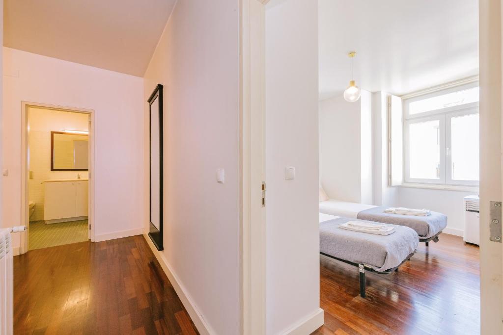 Postel nebo postele na pokoji v ubytování Chiado 2 Bedroom Elegant Apartment
