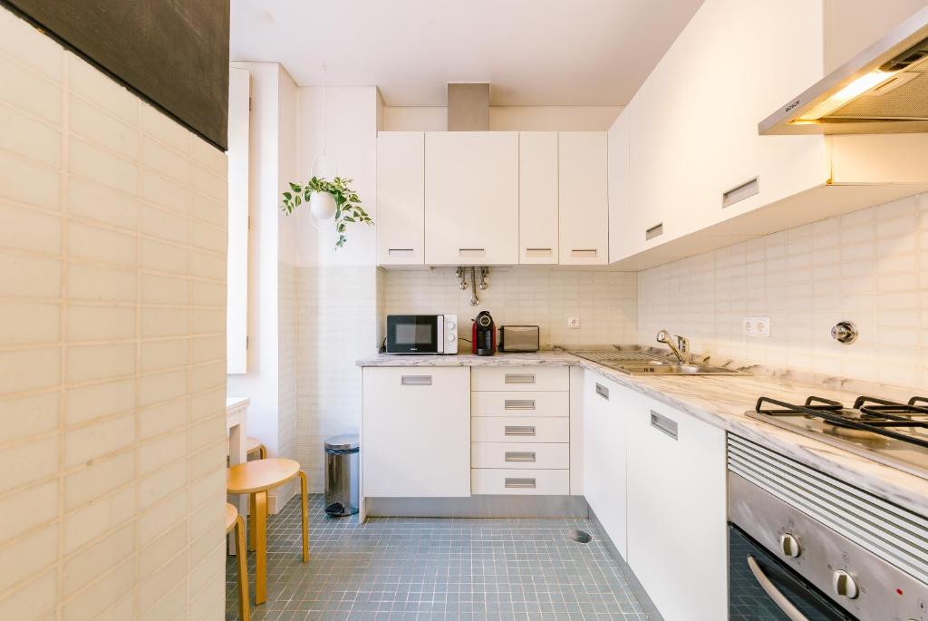 Kuchyň nebo kuchyňský kout v ubytování Chiado 2 Bedroom Elegant Apartment