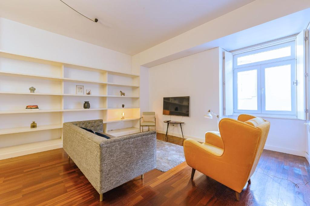 TV a/nebo společenská místnost v ubytování Chiado 2 Bedroom Elegant Apartment