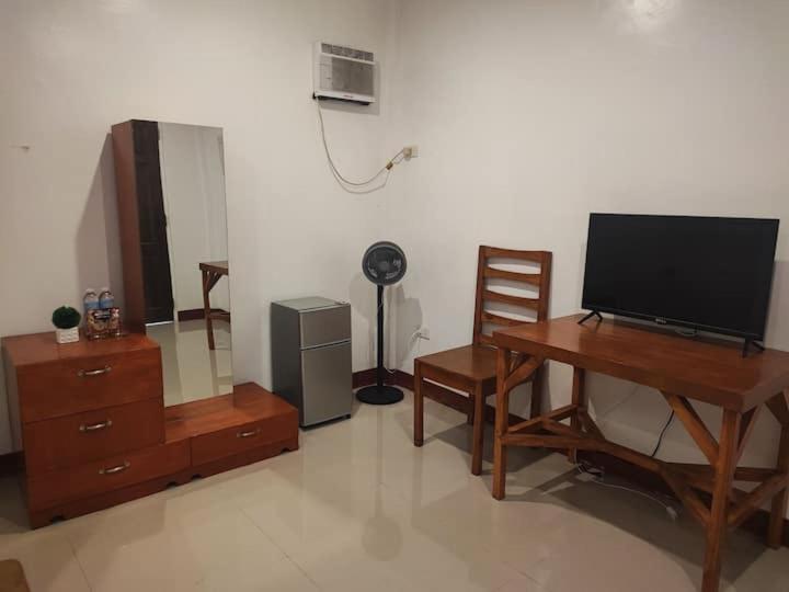 TV a/nebo společenská místnost v ubytování Bonsai Jacuzzi Suites
