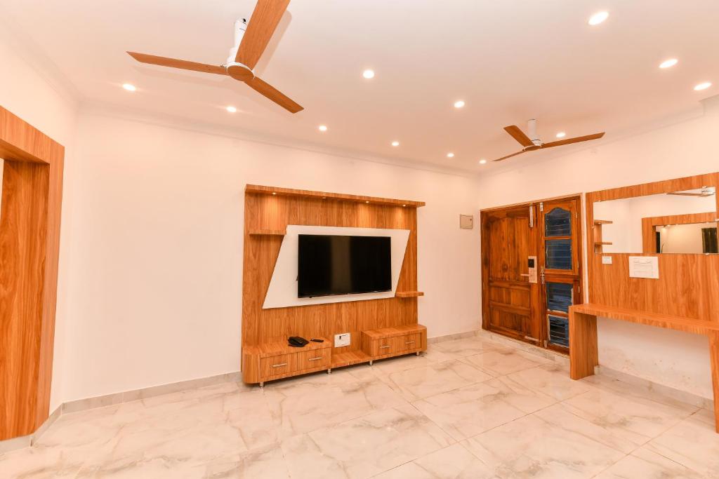TV a/nebo společenská místnost v ubytování Hotel Shine International