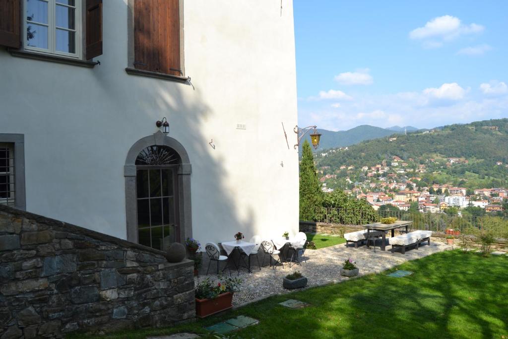 Vista generica sulle montagne o vista sulle montagne dall'interno del bed & breakfast