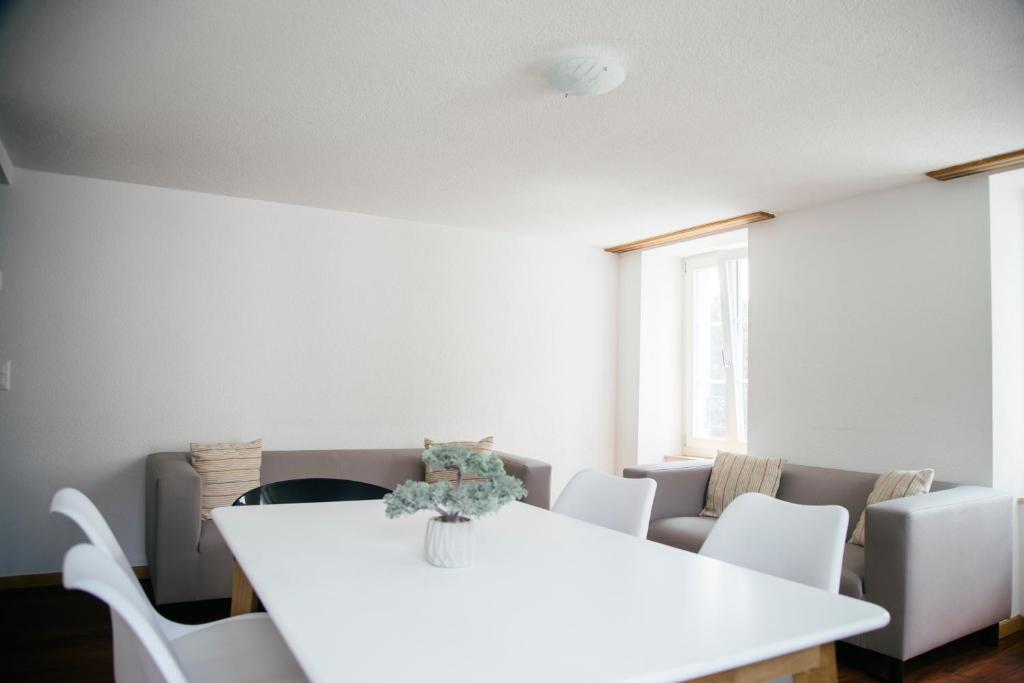 Uma área de estar em Nimbuzzz Apartments