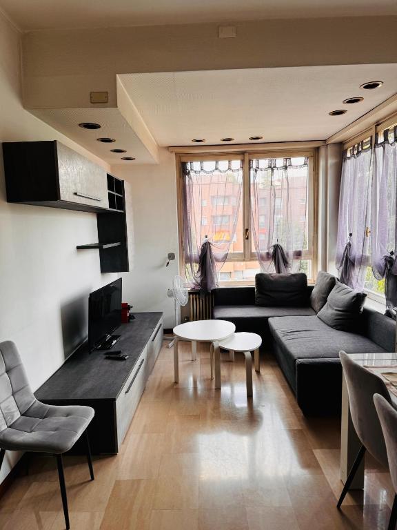 salon z kanapą i stołem w obiekcie Lovely apartment in Gallarate w mieście Gallarate
