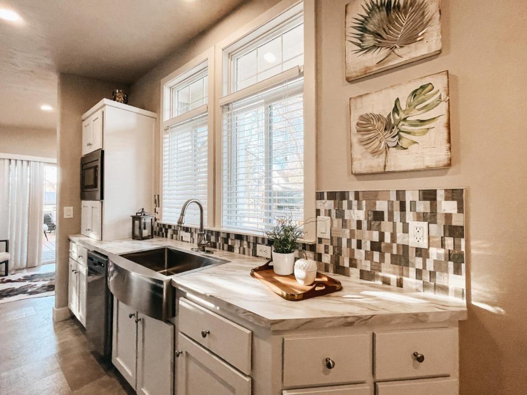 une cuisine avec un évier et un plan de travail dans l'établissement Beautiful Private Cottage Sunstone, à Reno