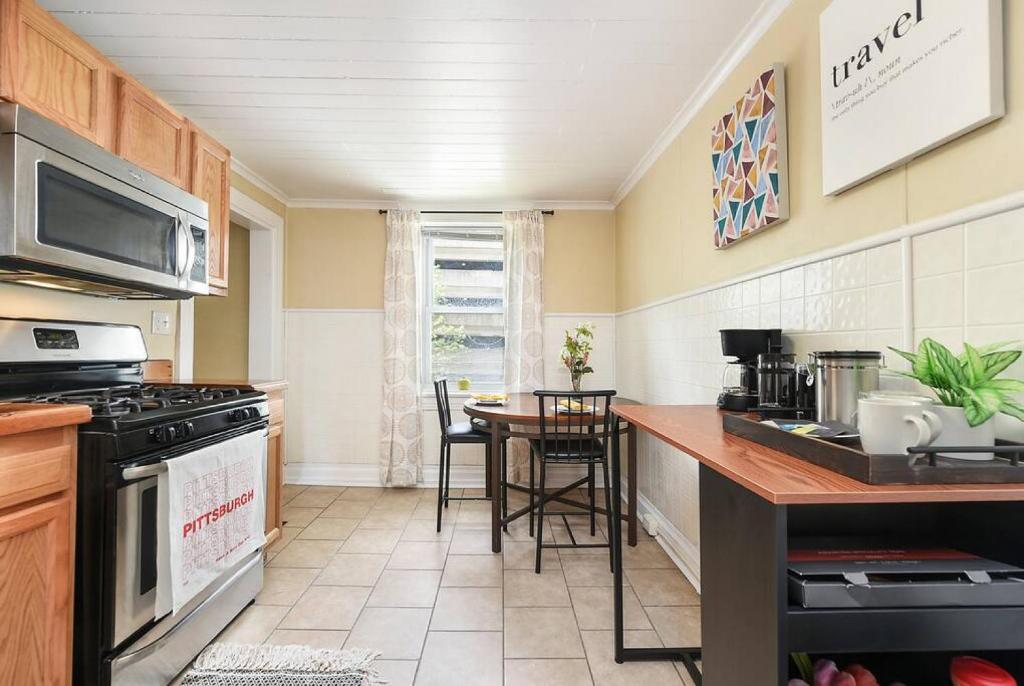 Dapur atau dapur kecil di HostWise Stays - Block to AGH - King Bed, Free Off Street Parking