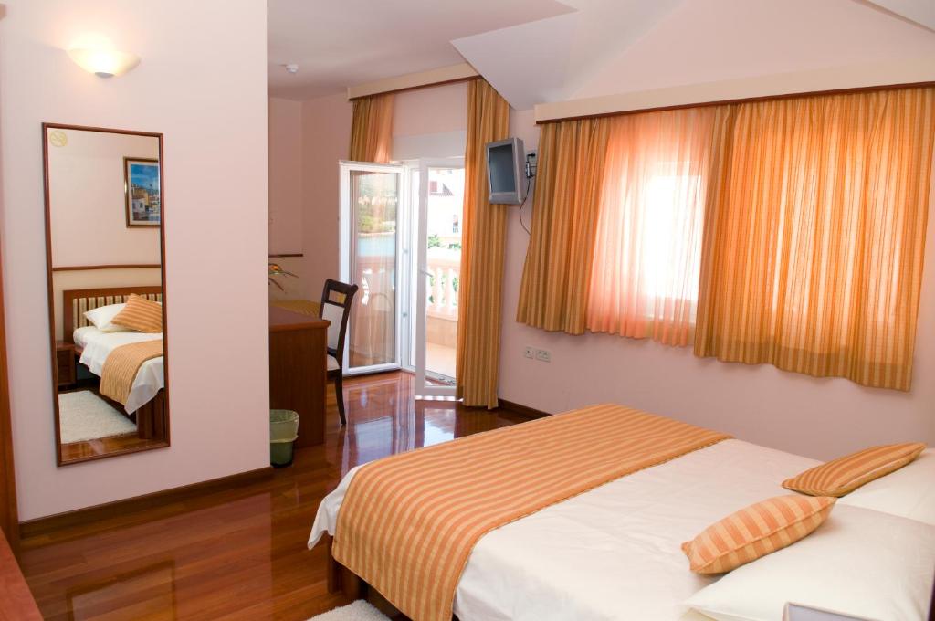 Postel nebo postele na pokoji v ubytování Hotel Trogir Palace