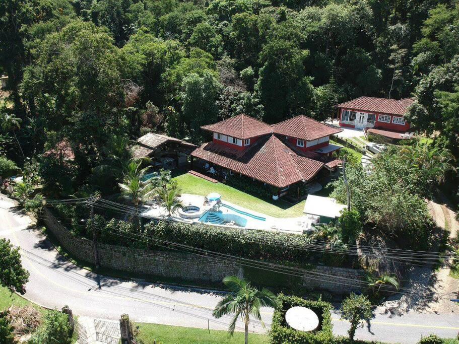 an aerial view of a house with a swimming pool at Mansão Panorâmica Angra dos Reis in Angra dos Reis