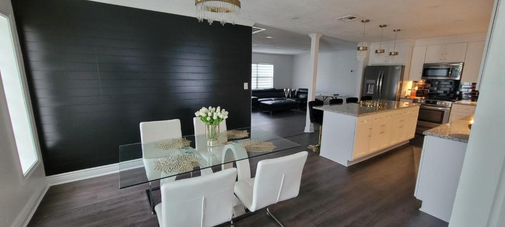 Gambar di galeri bagi Beautiful modern house di Clearwater