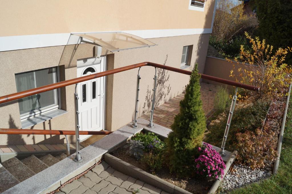 eine Treppe, die zu einem Gebäude mit einer weißen Tür führt in der Unterkunft Apartment Robert in Maiersdorf