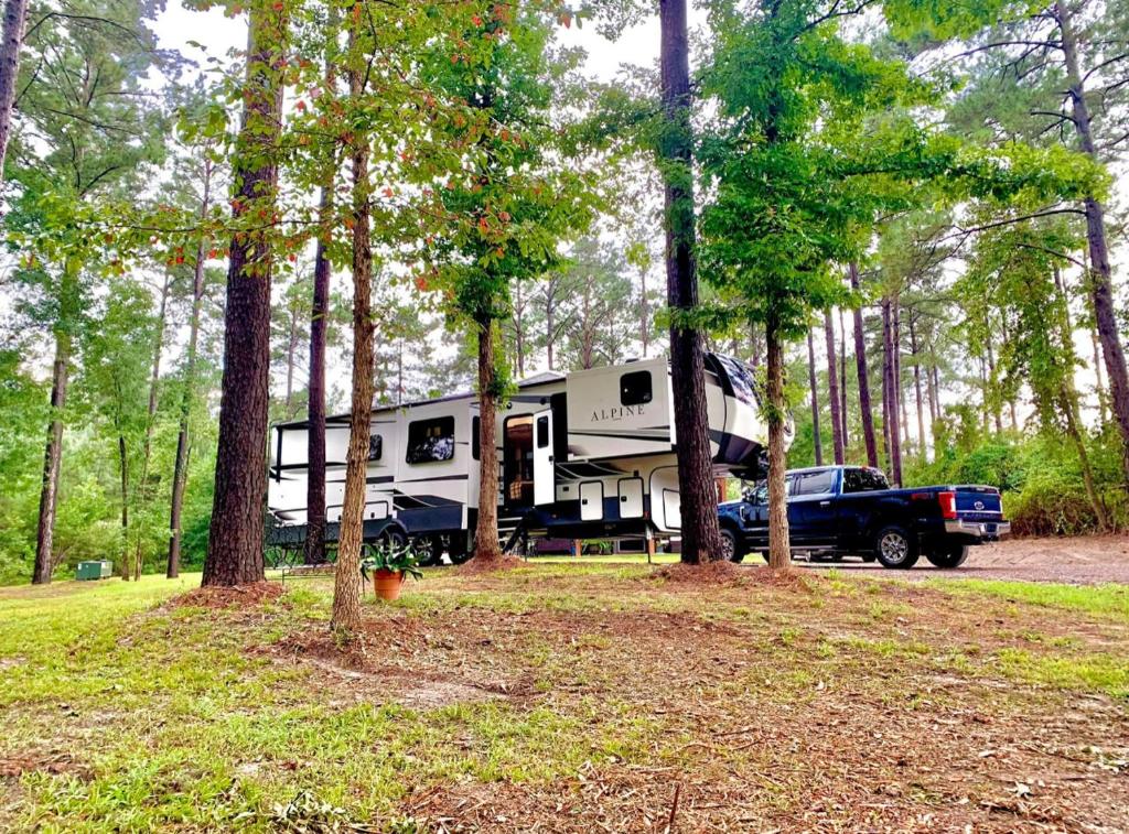 Tòa nhà nơi khu cắm trại tọa lạc