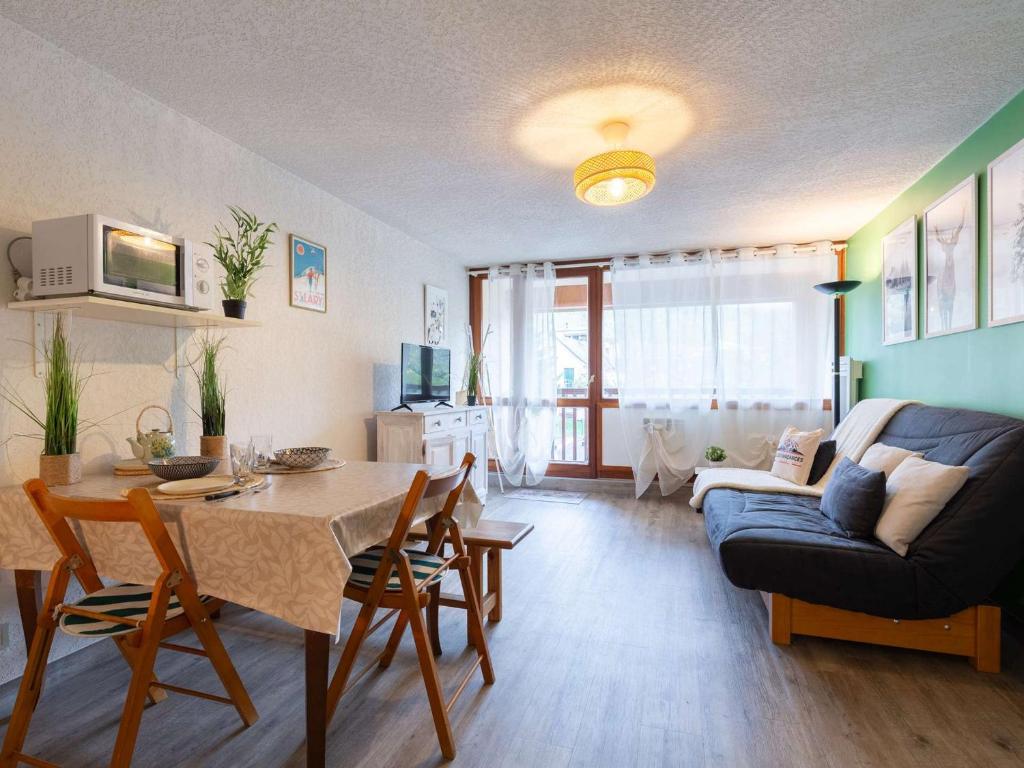 un salon avec une table et un canapé dans l'établissement Studio 4 pers, proche commerces et téléphérique, balcon et navette gratuite - FR-1-296-506, à Saint-Lary-Soulan