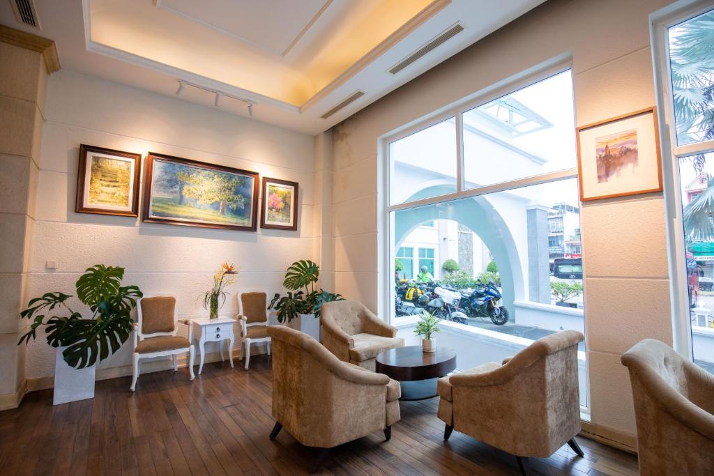Khu vực ghế ngồi tại La Sapinette Hotel Dalat