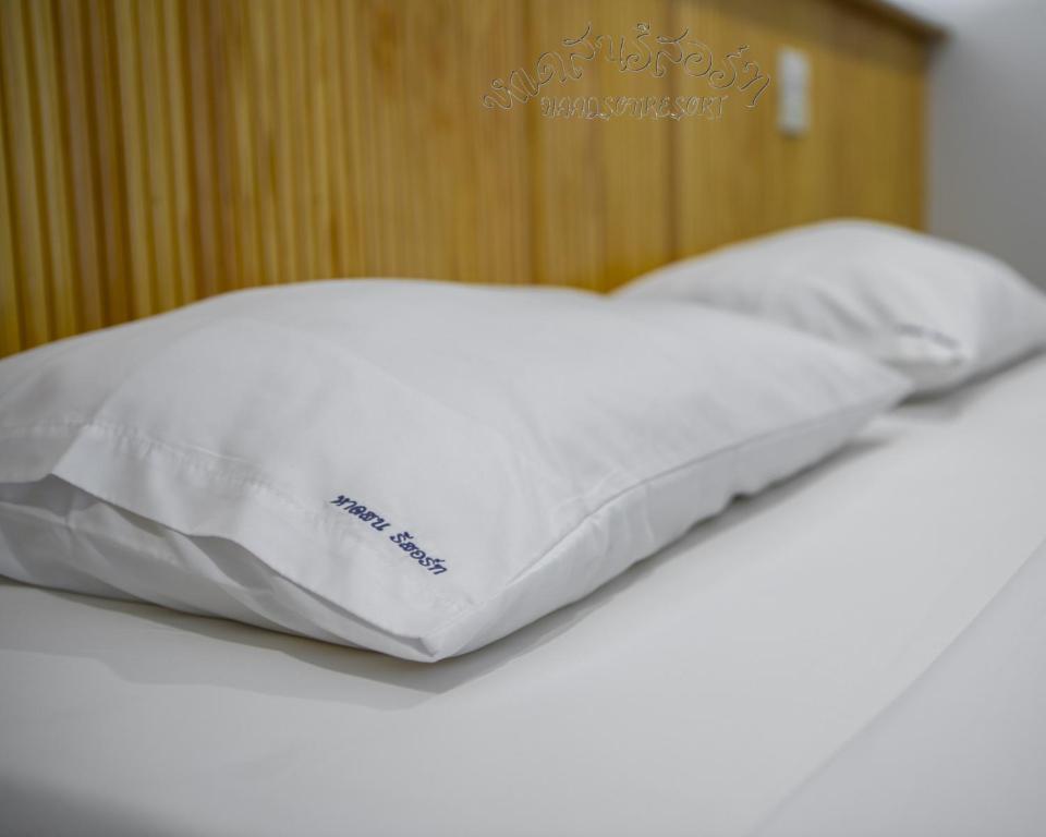 Postel nebo postele na pokoji v ubytování HaadSon Resort