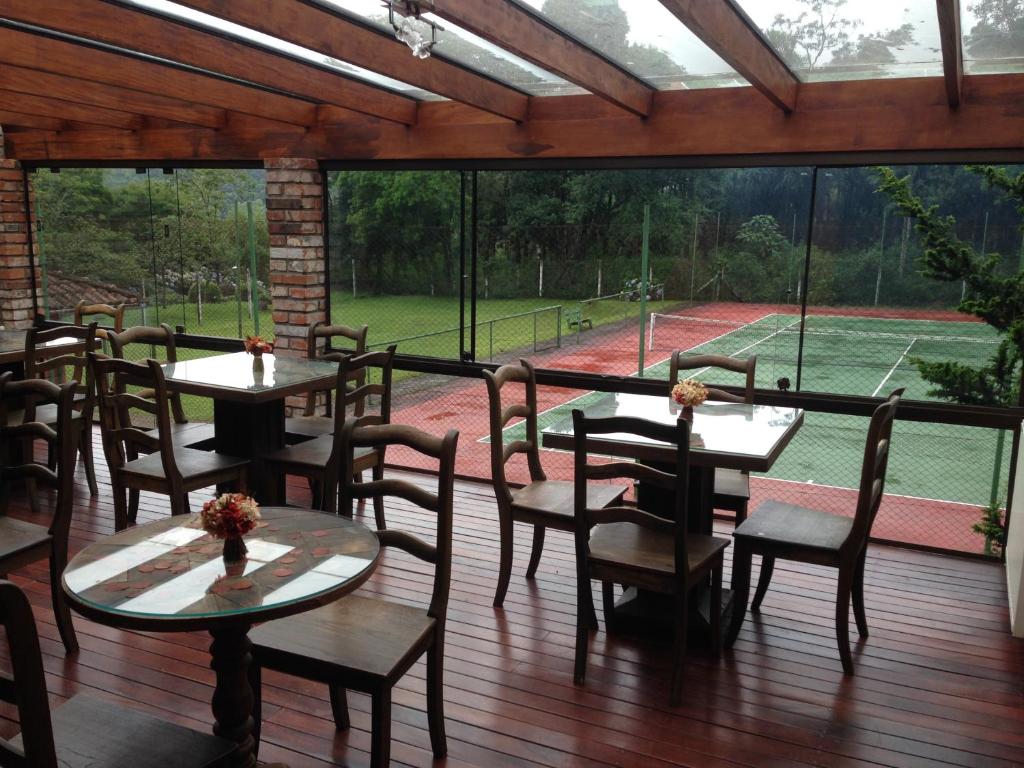 Um jardim no exterior de Pousada Rosa