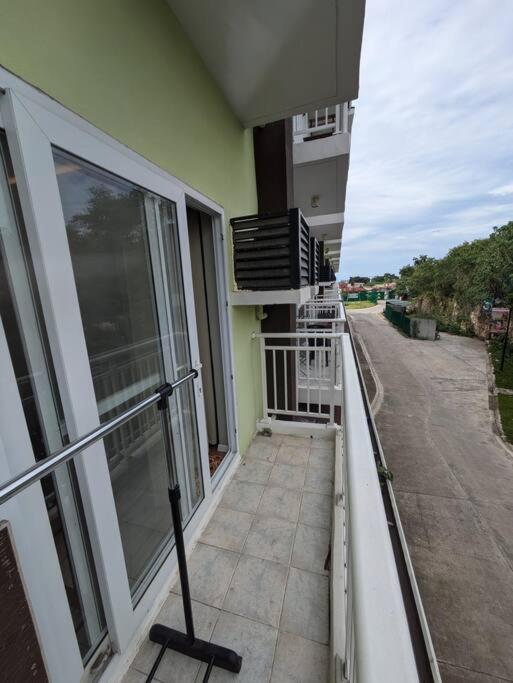 Balkón nebo terasa v ubytování Resort Vibes Near Cebu Airport