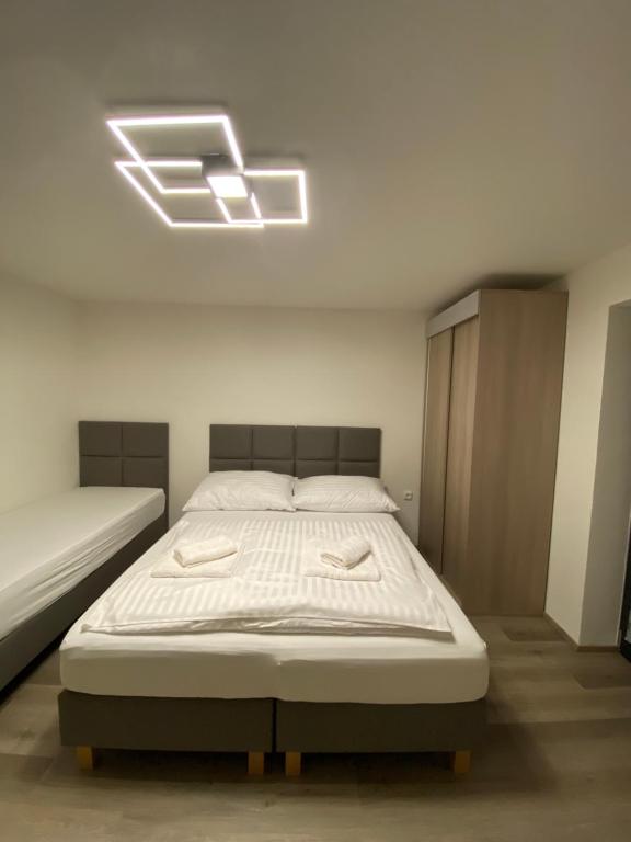 Postel nebo postele na pokoji v ubytování Apartmány Krymlov