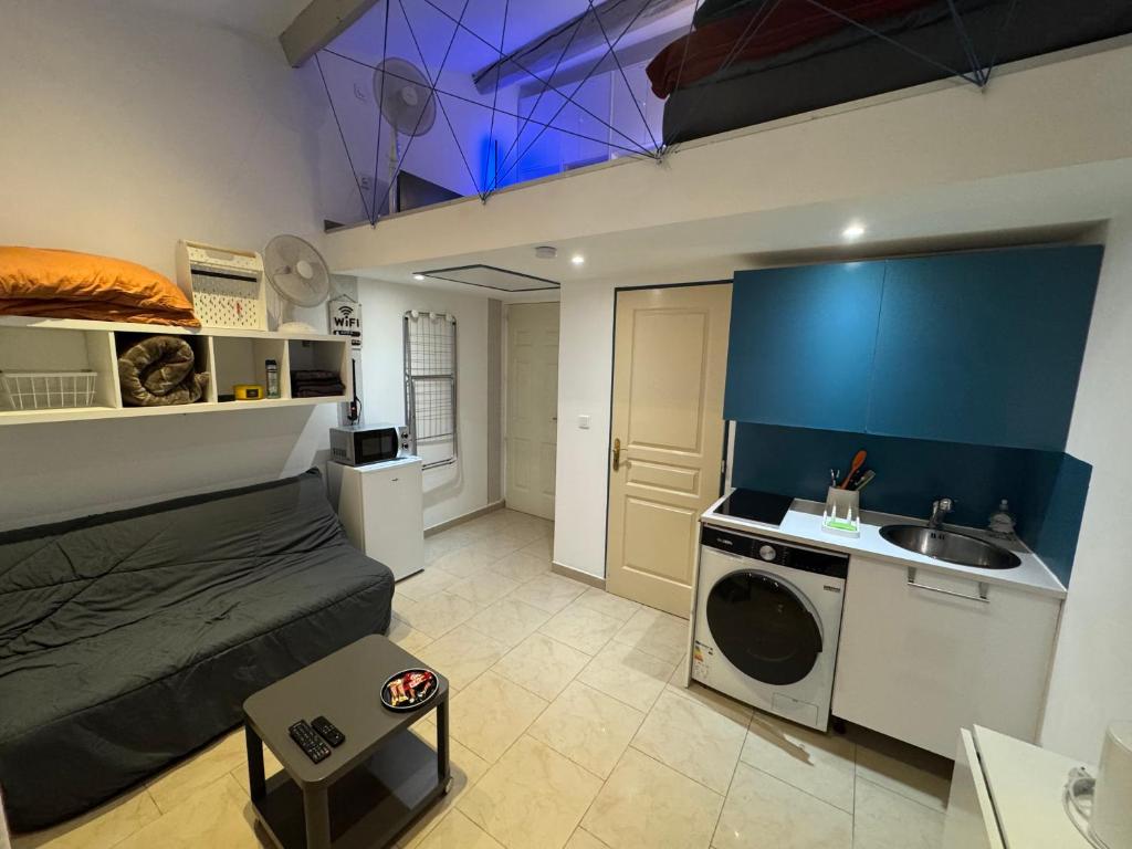 Cette petite chambre comprend un lit et un lavabo. dans l'établissement Très beau Studio 9eme, à Marseille