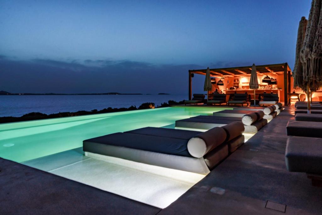 Bazén v ubytování Akre Hotel - Designed for Adults nebo v jeho okolí