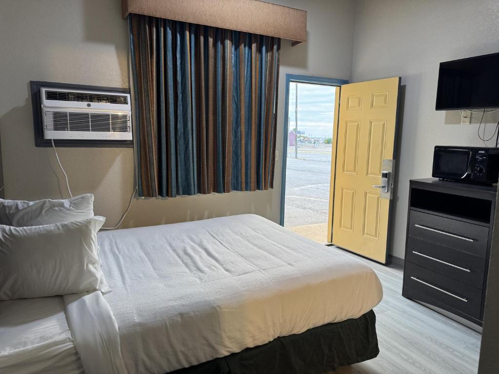 a bedroom with a bed and a window and a door at Executive inn in Crystal City