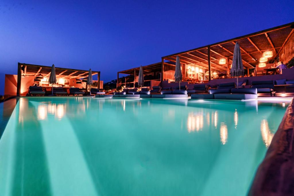Bazén v ubytování Akre Hotel - Designed for Adults nebo v jeho okolí