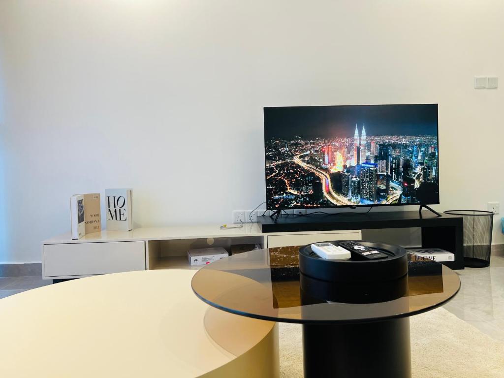 TV a/nebo společenská místnost v ubytování Agile TRX Luxury suite Bukit bintang