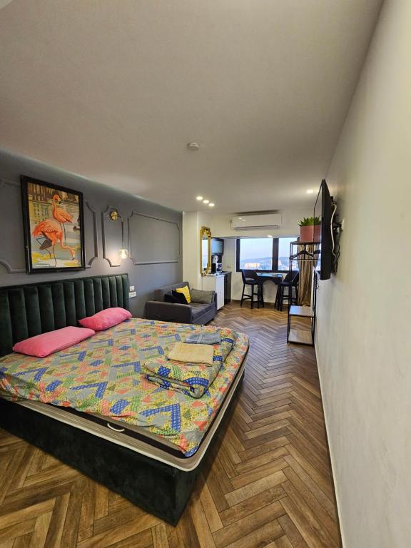 Una cama o camas en una habitación de 16th floor
