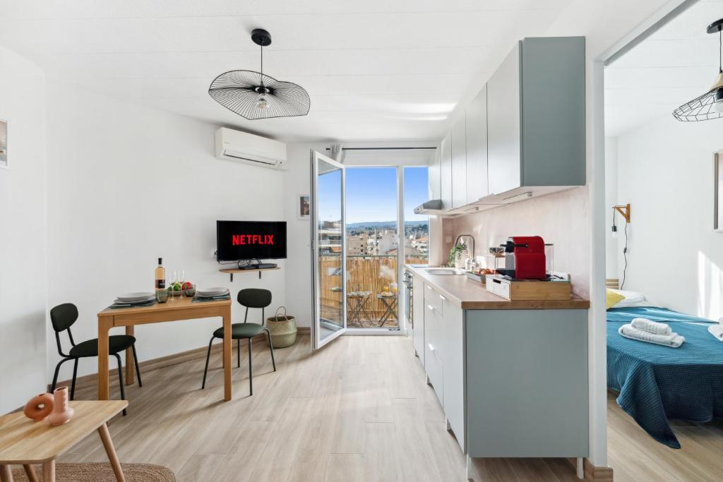 Ce petit appartement comprend une cuisine et une chambre. dans l'établissement Vista Nissa - À Quelques Pas du Port, à Nice