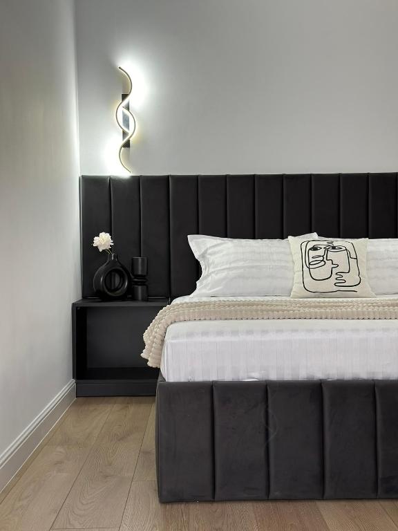 Postel nebo postele na pokoji v ubytování Grey Residence