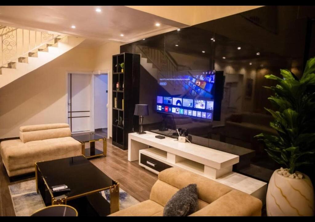 TV a/nebo společenská místnost v ubytování West End Mansion