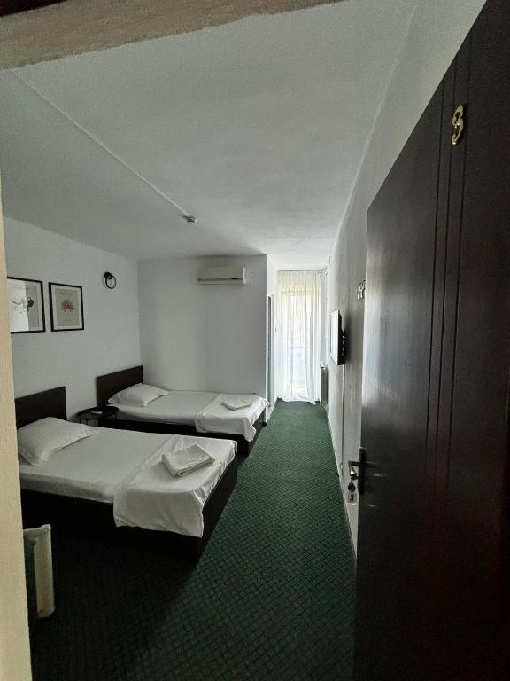 Postel nebo postele na pokoji v ubytování Grey Residence